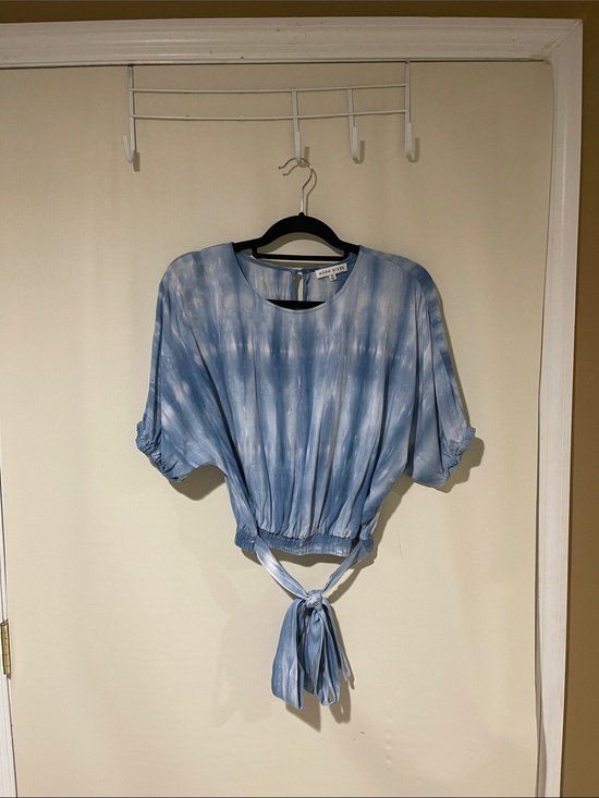 Moon River Tops - Moon River Light Blue Tie-Dye Tie-Front Crop Top Size Medium like new Condition